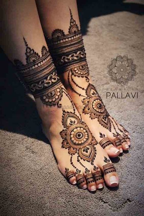 Beautiful foot mehendi design for the bride.   #mehendidesign #bridalmehendi #footmehendi #weddinginspiration #trendymehendi #couplemehendi #shaadisagafashion #shaadisaga Henna Tattoo Arm, Mehndi Designs Finger, Leg Mehendi Design, Henna Hand Designs, Wedding Henna Designs, Tato Henna, Leg Mehndi, Foot Henna, मेहंदी डिजाइन