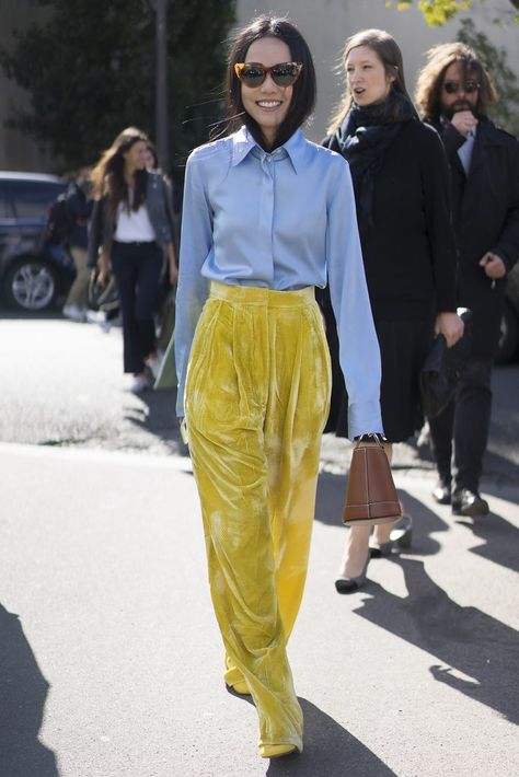 Paris Fashion Week Street Style Spring 2017 | POPSUGAR Fashion Photo 120 Velvet Pants Outfit Winter, Yellow Trousers Outfit, Square Pants Outfit, Velvet Pants Outfit, Yellow Pants Outfit, Pants Outfit Winter, Womens Wardrobe, Look Casual Chic, Street Style 2017