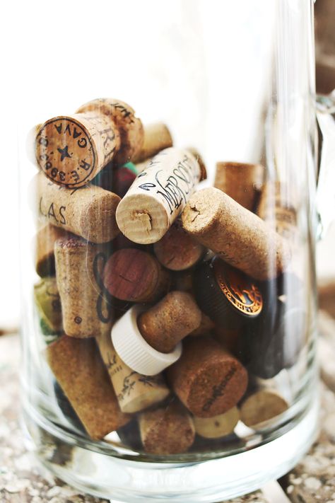 Little Traditions- Save wine and champagne corks and write what you were celebrating or doing on each cork! Diy Wine Cork Crafts, Wine Cork Diy Crafts, Diy Joy, Cork Crafts Diy, Homesteading Diy, Cork Projects, Champagne Corks, Wine Cork Crafts, Wine Corks