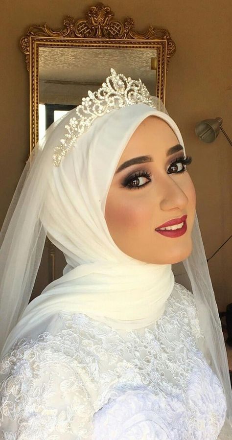 Crown Wedding Hijab, Hijab With Crown, Bridal Hijab Styles, Bridal Hijab, Bride Jewelry Set, Wedding Headpieces, Hijab Wedding, Hijab Bride, Head Scarf Styles