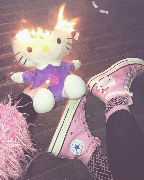 Chaoscore Aesthetic, Chaos Aesthetic, Style Dr Martens, Pink Grunge, Pastel Kawaii, Style Indie, Tokyo Street Fashion, Hello Kitty Aesthetic, Le Happy