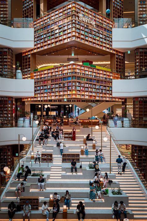 A large library filled with lots of books photo – Free Gyeonggi-do Image on Unsplash Collage Library Design, Biggest Library In The World, Bookstore Architecture, Library Architecture Exterior, Korean Library, Public Library Architecture, Tsutaya Bookstore, Famous Library, Tree Library