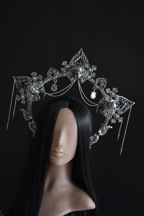 Halo crown is decorated with epoxy resin skulls. This crown is made with filigree, decorative ribbon, glass and plastic beads, chain. The gothic crown is available in different colors (see last photo). The crown in the photo in old silver color. Unique and impressive look of the crown will not leave you without attention at any event! Сrown height 16 cm (6.3 inch), crown widht is above 39 cm (15.3 inch) Rebecca + Core + Aesthetic, Goth Headpiece, Summer Manicure Designs, Gothic Headdress, Gothic Crown, Bridal Crown Tiara, Goth Wedding, Black Crown, Fantasias Halloween