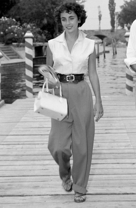 Elizabeth Taylor's 50's style is envious, to say the least! 40s Mode, Vintage Street Style, Mode Retro, Hollywood Costume, Design Moda, Look Retro, Fashion 1950s, 1950s Style, 40s Fashion