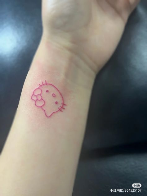 Small Hello Kitty Tattoo, Tatuaje Hello Kitty, Small Hello Kitty, Hello Kitty Tattoo, Kitty Tattoo, Pink Tattoo, Hello Kitty Tattoos, Pretty Hand Tattoos, Tattoos For Black Skin