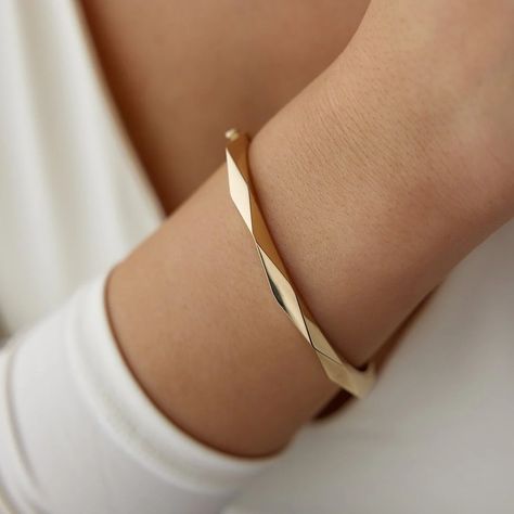 Gold Kada Design For Women Unique, Gold Bangle For Women Classy, Gold Kada For Women, Gold Bracelet For Women Classy, Simple Gold Bangle, Plain Gold Bangles, Handmade Gold Necklace, Minimalist Bangle, Gold Bracelet Simple