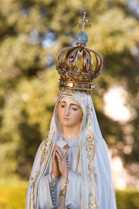 Do you know what is a Shrine? With 13 beautiful Catholic Shrines with special Devotions. https://www.pilgrim-info.com/what-is-a-shrine/ Fatima Prayer, Marian Shrines, Fatima Portugal, Blessed Mary, Images Of Mary, Praying The Rosary, Lady Of Lourdes, Lady Of Fatima, The Virgin Mary