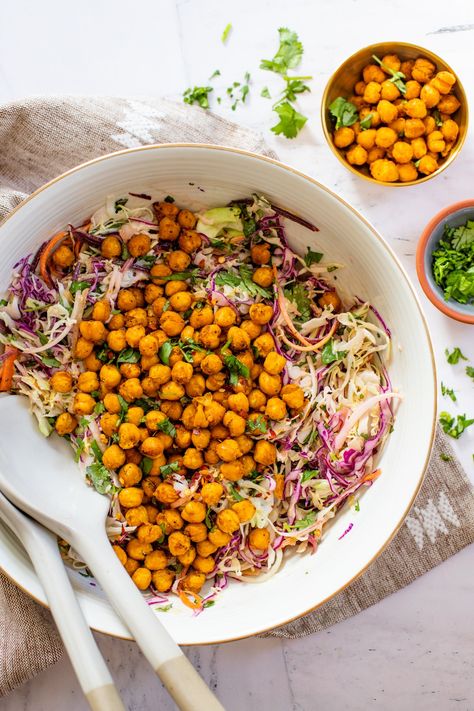 Sesame Cabbage Salad Vegan Summer Recipes, Healthy Vegan Dinner, Vegan Dinner Recipes Easy, Shredded Cabbage, Sesame Dressing, Vegetarian Cabbage, Easy Vegan Dinner, Crispy Chickpeas, Vegetarian Salads