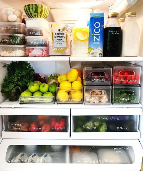 Ellen Bennett ⚡️✨ on Instagram: “I loveeeee when our fridge at home reminds me of the “walk-in refrigerators” at the restaurants where I used to work. 😅👩🏻‍🍳⚡️🍴Everything…” Minimalist Dekor, Small Apartment Kitchen, Food Storage Organization, Home Improvement Loans, Refrigerator Organization, Kitchen Hacks Organization, Fridge Organization, Trendy Bathroom, Pantry Storage