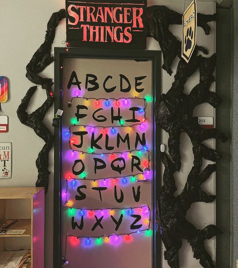 Stranger Thing Door Decor, Spooky Hallway Decorations School, Haloween Decoracion Classroom, Halloween Door Decorations High School, How To Decorate Classroom Door, Halloween Door Decoration Ideas For Classroom, Stranger Things Classroom Door, Scream Door Decoration, Zombie Door Decorations