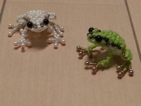 Bead Pets Pattern Diy Tutorial, Beaded Frog Pattern, Seed Bead Frog, Seed Bead Animals, Bead Frog, Beaded Frog, Haft Vintage, Bead Animals, Seed Bead Crafts