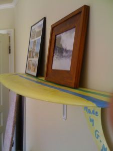 Make a surfboard shelf out of old surfboard Surfboard Shelf Diy, Surfboard Display Ideas, Old Surfboard Ideas, Surf Board Shelf, Surfboard Repurpose, Repurposed Surfboard, Surfboard Shelf, Old Surfboard, Surf Room Ideas