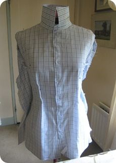 How to upcycle a man's shirt into a shirt for a woman Umgestaltete Shirts, Sewing Men, Mens Shirt Refashion, Sewing Alterations, Shirt Refashion, Recycle Clothes, Refashion Clothes, Upcycle Clothes, Sewing Clothes