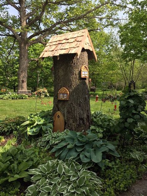 Tree Stump Ideas, Tree Stump Decor, Stump Ideas, Fairy Tree Houses, Fairy Tree, Gnome House, Creation Deco, Tree Trunks, Tall Trees