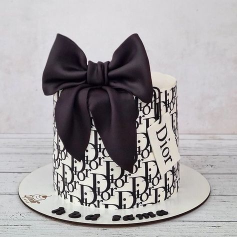 Luxury Birthday Cake For Women, Dior Party Theme Decoration, Dior Birthday Theme, Dior Cake Ideas, Dior Themed Birthday Party, Birthday Cake 2024, Dior Birthday Cake, Black Cake Design, Birthday Design Ideas