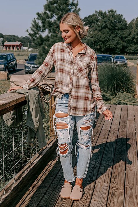 You will be looking cute around the bonfire when you arrive in this darling flannel featuring lightweight material patterned with a wine and olive hued plaid print, a button down front with a collared neckline, long loose sleeves with button closure cuffs, a single accent chest pocket, and a relaxed silhouette that falls into a rounded hemline! Measurements S : Bust 38", Hip 38", Length 30", Sleeve Length 23", Waist 36". M : Bust 40", Hip 40", Length 30", Sleeve Length 23.5", Waist 38". L : Bust Indiana Fall Outfits, Desert Fall Outfits, Boho Farmhouse Outfits, Paint N Sip Outfit, Cabin Outfits Fall, Women Rock Outfits, Farmer Chic Outfits, What To Wear With Green Leggings, Jean Flannel Outfit