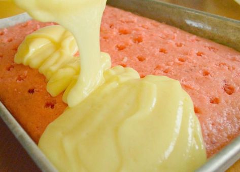 Strawberry Banana Pudding Recipe, Banana Poke Cake, Strawberry Banana Cakes, Cake Poke, Strawberry Poke Cakes, Pudding Poke Cake, Strawberry Pudding, Banana Pudding Cake, Cake Mix Desserts