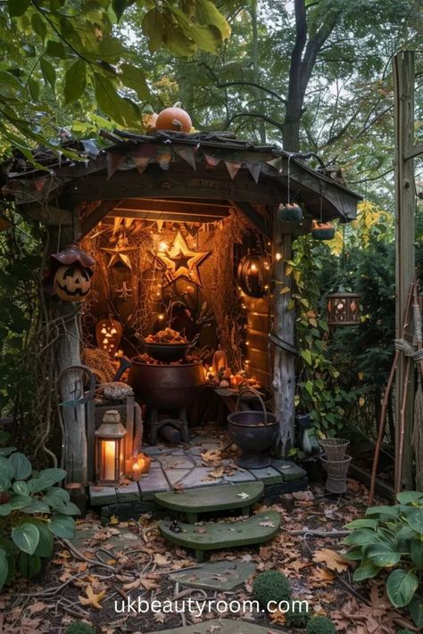 Witches Altar Ideas, Witchy Practices, Witchy Backyard, Garden Shrine, Witchy Party, Wooded Backyard, Raven Flying, Witch Ideas, Mystical Aesthetic