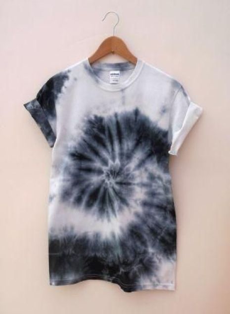 DIY Tye Dye Ideas For The Perfect Summer Craft Camisa Tie Dye, Diy Tie Dye, Tie Dye Shirts Patterns, Tie Dye Patterns Diy, Diy Tie Dye Shirts, Tie Dye Crafts, Diy Tie, Spiral Tie Dye, Tie Dye Techniques