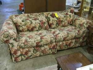 Old Floral Couch 90s Furniture, Floral Couch, Vintage Couch, Pull Out Couch, Bed Photos, Furniture Living Room, Dream Apartment, Beautiful Furniture, Cool Rooms