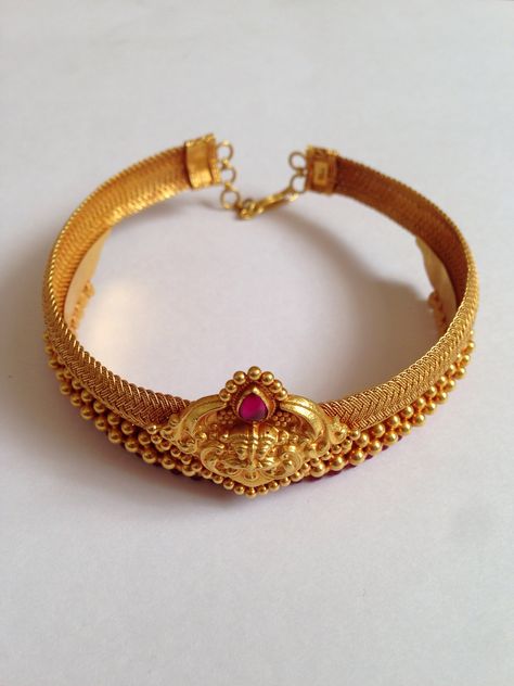 Love this beautiful armlet, very attractive. Nagothu Designs Gold, Bajubandh Design Gold, Vanki Designs Jewellery, Temple Jewellery Earrings, Antique Gold Jewelry Indian, Arm Jewelry, Antique Bridal Jewelry, Gold Jewelry Stores, Antique Jewelry Indian