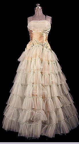 1920s ballgown. | When I was a little girl, my father bought me a white dress that was similar to this, with puffed sleeves. He adored it. Style Année 20, 파티 드레스, Fashion 1950s, Vintage Gowns, Vintage Couture, Victoria Secrets, Vestidos Vintage, 1920s Fashion, Gorgeous Gowns