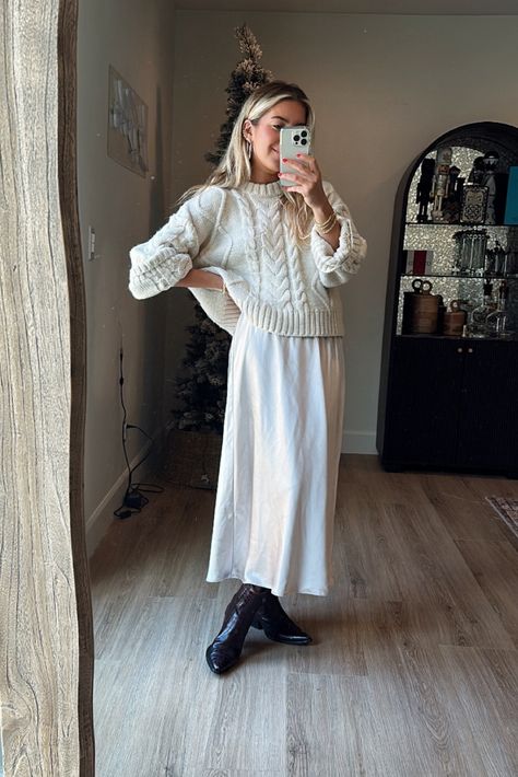 Cream Sweater And Skirt Outfit, Sweater Over Long Dress Outfit, Oversized White Cable Knit Sweater Outfit, Chunky Cream Sweater Outfit, Cable Knit Top Outfit, Style Cable Knit Sweater, Cable Knit Sweater Street Style, Fall Knit Outfit, Knit Jumper And Skirt Outfit