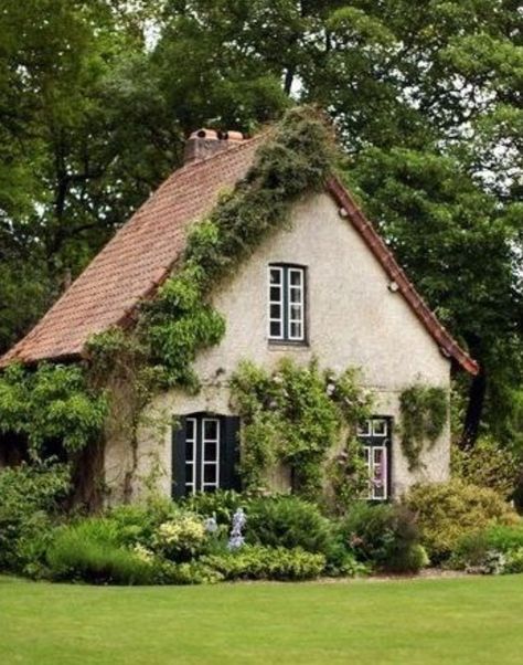 Cottage House Exterior, Storybook Homes, Cool Tree Houses, Fairytale Cottage, Style Cottage, Cottage In The Woods, Dream Cottage, Cute House, Cabins And Cottages