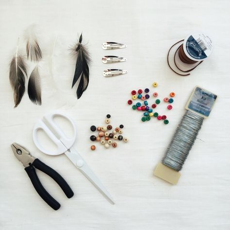 Crafts With Feathers Diy, Diy Feather Hair Clip, Diy Hair Feathers, Diy Leather Feather Earrings, Cricket Machine, Diy Feather, Feather Extensions, Feather Diy, Diy Props