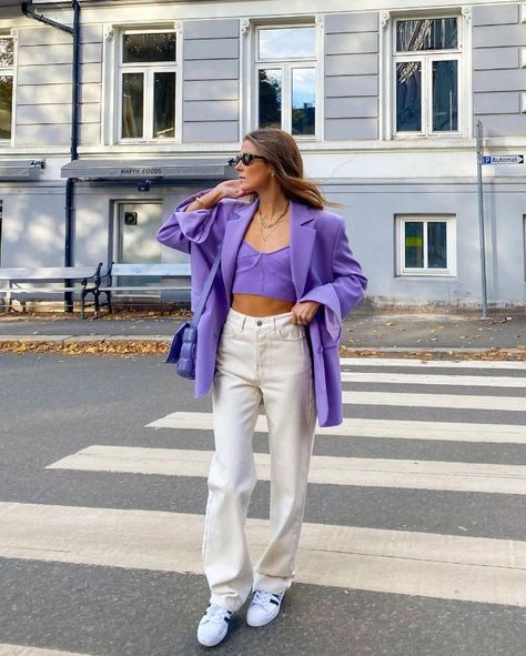 A New Era of Crop Tops Is Leading The Way - Page 2 of 7 - VIVA GLAM MAGAZINE™ Purple Top Outfit, Casual Outfits For Work, Jeans Blazer Outfit, Bright Blazer, Lilac Blazer, Womens White Jeans, Casual Work Outfits Women, Outfits For Work, Casual Chique