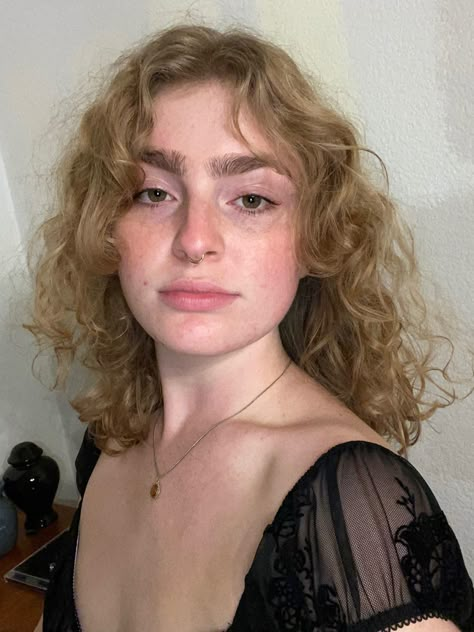 90s Bangs Curly Hair, Curly Haircuts With Side Bangs, Messy Curly Bangs, Side Bangs Wavy Hair Natural Curls, Subtle Bangs Curly Hair, Short Curly Hair Side Bangs, Curly Side Bangs Middle Part, Curly Bangs Side Part, Curly Front Pieces