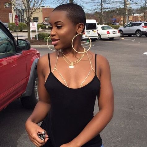 Fade Haircut Women, Bra Chain, Shaved Heads, U Rock, Shaved Hair Designs, Natural Hair Cuts, Bald Hair, Bald Women, Big Chop