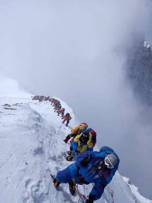 11 pictures that show just how dangerous Mount Everest really is Climbing Mt Everest, Mount Everest Summit, Everest Mountain, Mount Everest Base Camp, Climbing Everest, Monte Everest, Mountaineering Climbing, Himalayas Mountain, Mt Everest