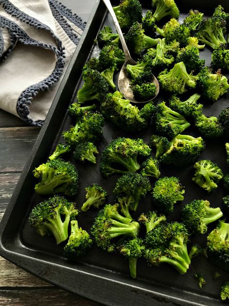 Sesame Ginger Sauce, Foil Baked Chicken, Oven Roasted Broccoli, Grilled Foil Packets, Broccoli Side Dish, Roasted Broccoli Recipe, Grilled Broccoli, Garlic Roasted Broccoli, Roasted Broccolini