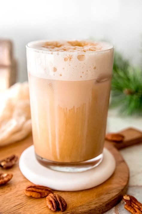 Iced Pecan Crunch Oat Milk Latte (Starbucks Copycat) - coffeecopycat.com Pecan Crunch Oat Milk Latte, Oat Milk Cold Foam, Vanilla Cold Foam, Pecan Syrup, Pecan Crunch, Oat Milk Latte, Fall Drink Recipes, Autumn Holiday, Alcohol Free Drinks