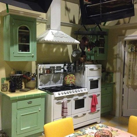 Gilmore Girls Kitchen, Gilmore Girls Decor, Gilmore Girls Set, Gilmore Girls House, Construction Pictures, Gilmore Girls Fashion, Lorelei Gilmore, Gilmore Girls Outfits, Set Construction