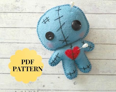 Voodoo Doll Pattern, Diy Voodoo Dolls, Halloween Felt Crafts, Felt Ornaments Diy, Baby Mobil, Felt Toys Patterns, Sew Projects, Felt Crafts Patterns, Felt Crafts Diy