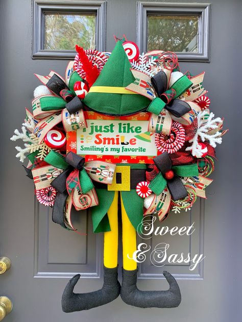 Buddy The Elf Tree Decorations, Christmas Movie Wreaths, Elf Movie Wreath, Movie Elf Decorations, Buddy The Elf Christmas Tree Ideas, Buddy The Elf Wreath Diy, Buddy Elf Christmas Tree, Buddy The Elf Outdoor Decorations, Buddy The Elf Wreath