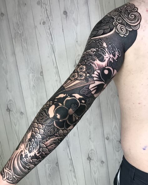 NISSACO Black And White Japanese Tattoo Sleeve, Black And Grey Japanese Tattoo Design, Black Out Japanese Sleeve Tattoo, Black And White Irezumi, Irezumi Black And Grey, Tattoo Japanese Style, Mangas Tattoo, Full Sleeve Tattoo Design, Japanese Sleeve