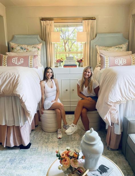 Lsu Miller Dorm Room Ideas, Sec Dorm Rooms, Dorm Inspo Preppy, Southern Dorm Room Ideas, Utk Dorm Room, Lsu Dorm Room, Smu Dorm, Sorority Bedroom, Tcu Dorm