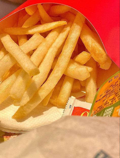 Mcdonald French Fries, Mcdonalds Fries, Seasoned Fries, American Fast Food, Recipes With Pictures, Burger And Fries, Food Diary, Food Obsession, French Fries