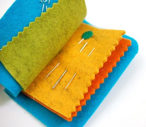 Keep your pins, needles, and other sewing sharps organized and within reach with this easy felt needle book tutorial. Felt Needle Book, Felt Sewing Kit, Easy Felt Crafts, Book Tutorial, Felt Craft Projects, Wild Olive, Needle Books, Travel Sewing, Hand Sewing Projects