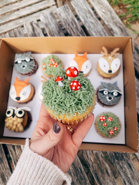 Cupcake Woodland Theme, Forest Animal Birthday Party Decoration, Toadstool Cupcakes Woodland Party, Woodland Birthday Cupcakes, Woodland Cupcake Ideas, Enchanted Forest Cupcake Ideas, Woodland Creature Cupcakes, Woodland Cupcakes Forest Themes, Woodland Baby Shower Cupcakes