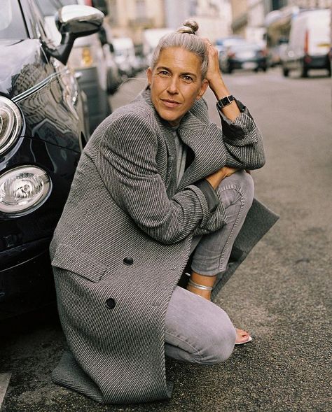 Instagram Isabel Marant Style, Going Gray Gracefully, Grey Hair Looks, Modern Parisian, Jean Fashion, Office Romance, Hair Color Unique, Elle Macpherson, Natural Gray Hair