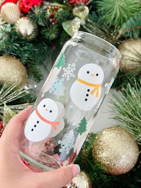 Glass Cup Painting Ideas Christmas, Cricut Glass Cup, Christmas Cup Designs, Christmas Iced Coffee, Soda Cocktails, Glass Tumbler Design, Christmas Beer, Christmas Cups, Tumbler Christmas