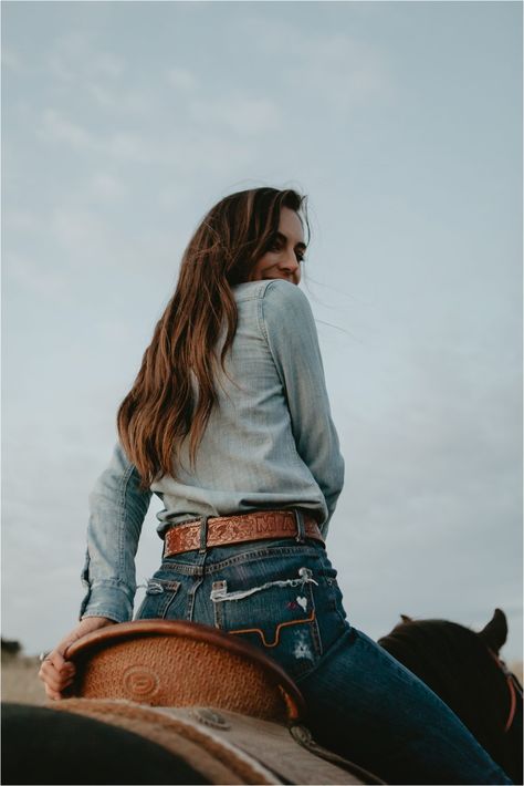 Family Photo Outfits Black, Elizabeth Hay, Equine Photography Poses, Western Photo Shoots, Cowgirl Photography, Horse Senior Pictures, Cowgirl Photoshoot, Horse Photography Poses, Estilo Cowgirl