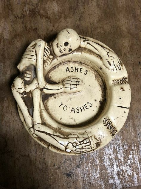 Clay Skull Ashtray, Skull Clay Art, Ashtray Painting Ideas, Homemade Ashtray, Diy Ashtray Clay, Skull Ceramics, Aesthetic Ashtray, Ash Tray Clay, Clay Ashtray Ideas