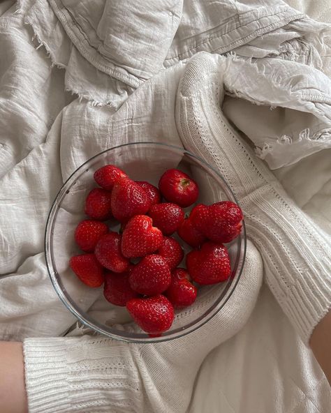 Strawberry Pictures, Strawberry Picking, Growing Strawberries, Strawberry Pie, Strawberry Fruit, Red Aesthetic, Strawberry Shortcake, Aesthetic Food, Mouth Watering