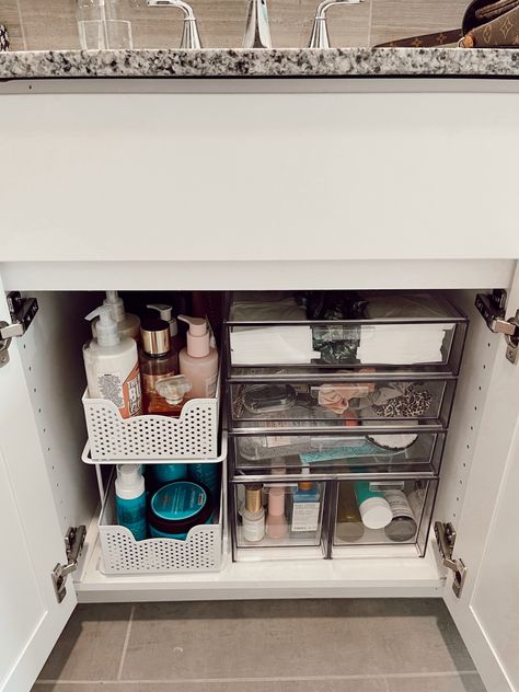 Bathroom Organization Under Sink Aesthetic, Bathroom Organization No Drawers, Bathroom Organization Towels, Organized Bathroom Drawers, Under Sink Makeup Organization, Makeup Cabinet Organization, Hygiene Organization, Under Bathroom Sink, Bathroom Sink Organization