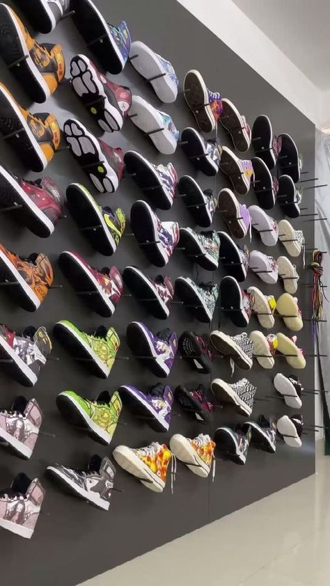 Diy Shoe Display, Sneakerhead Room, Shoe Store Design, Store Shelves Design, Custom Sneakers Diy, Cool Sneakers, Retail Store Interior Design, Clothing Store Interior, Shoe Wall